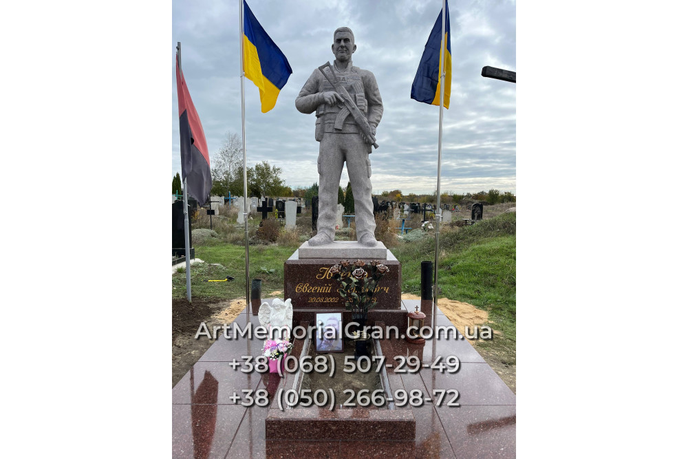 Памятник военному в виде скульптуры 00894
